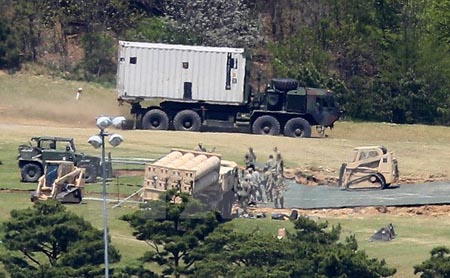 Các trang thiết bị cần thiết cho việc lắp đặt THAAD được vận chuyển tới Seongju, đông nam Hàn Quốc ngày 27/4.